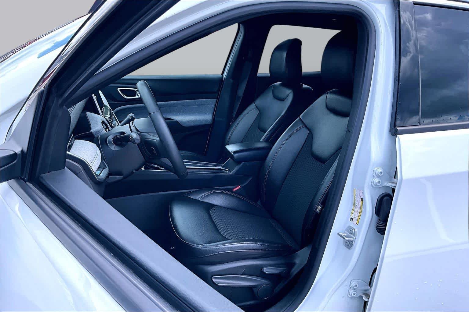 Used 2024 Bright White Clearcoat Jeep Latitude image 8