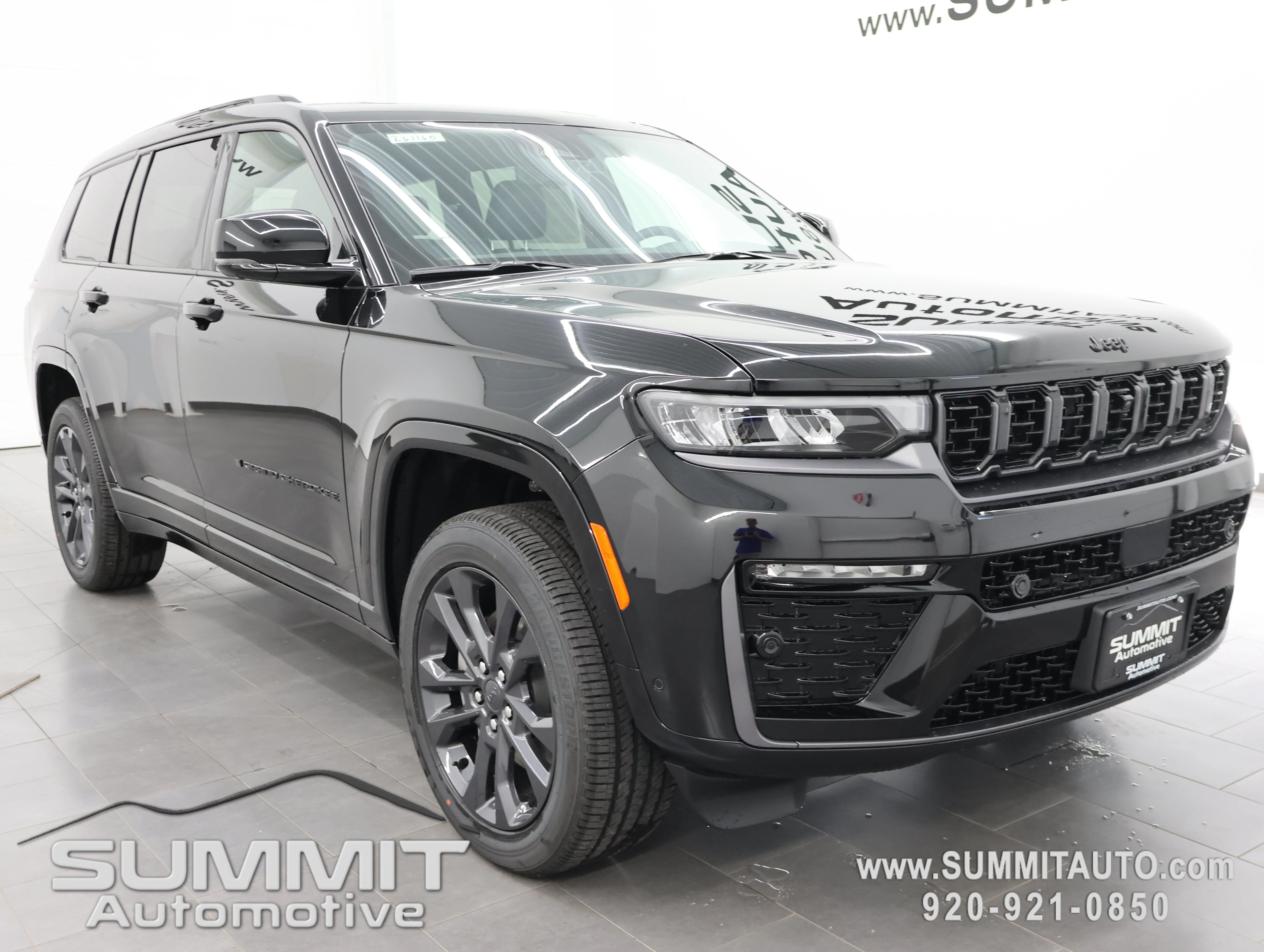 New 2026 Diamond Black Crystal Pearl-Coat Exterior Paint Jeep Limited Reserve image 2