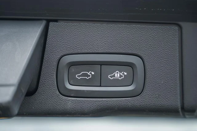 Used 2022 Denim Blue Volvo Inscription image 11
