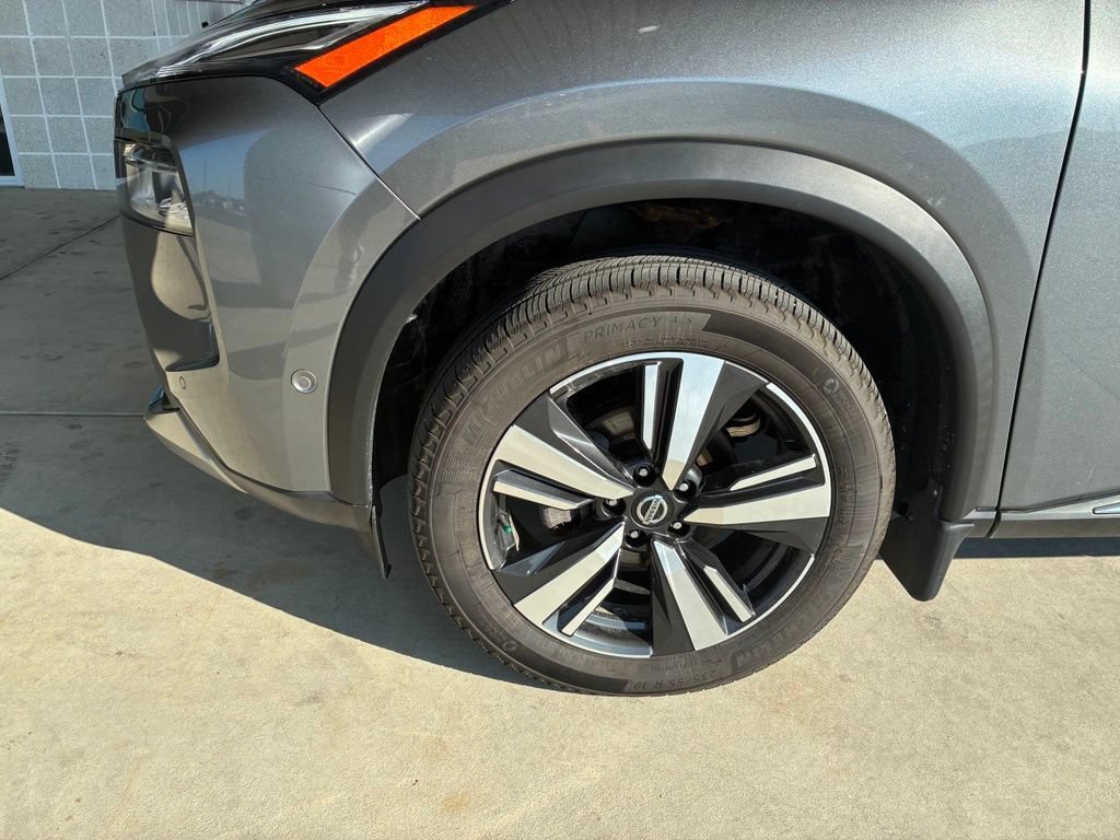 Used 2021 Gray Nissan Platinum image 3