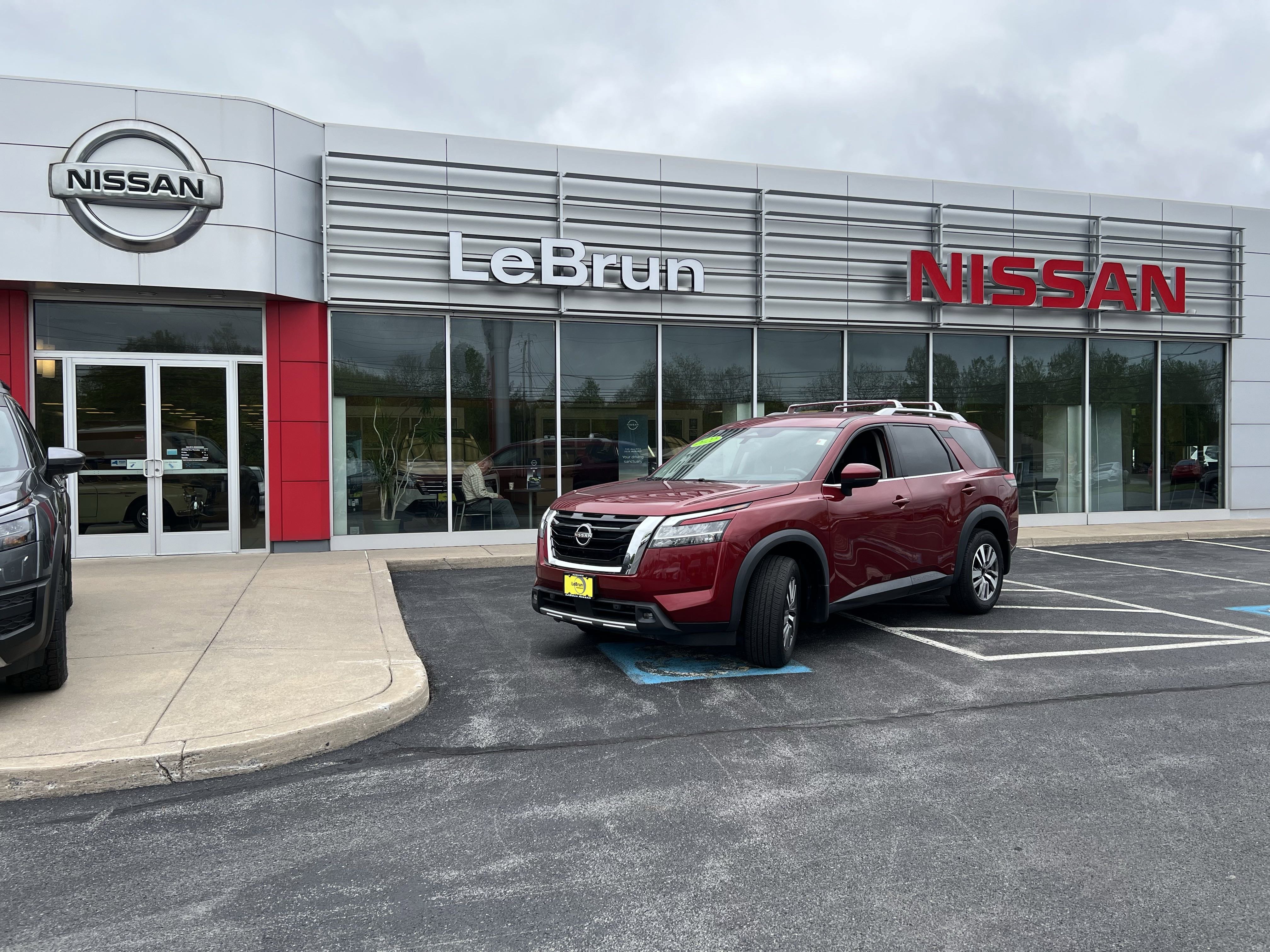 2022 Nissan Pathfinder SL