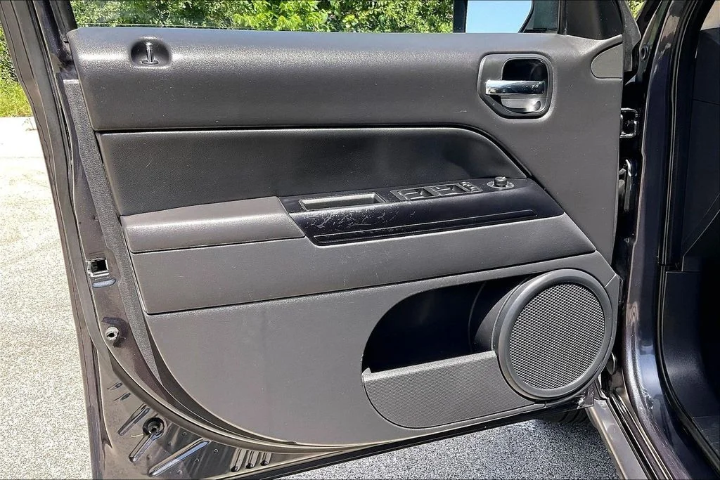 Used 2015 Gray Jeep Latitude image 17