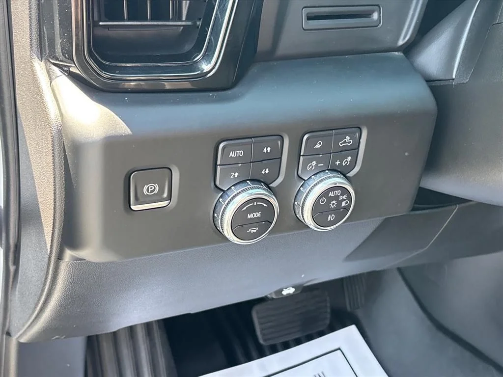 Used 2022 White GMC AT4 image 28