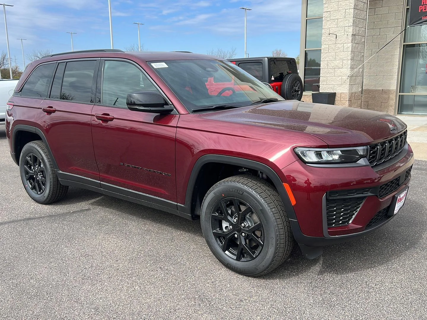 New 2026 Velvet Red Pearl-Coat Exterior Paint Jeep Laredo Altitude image 2