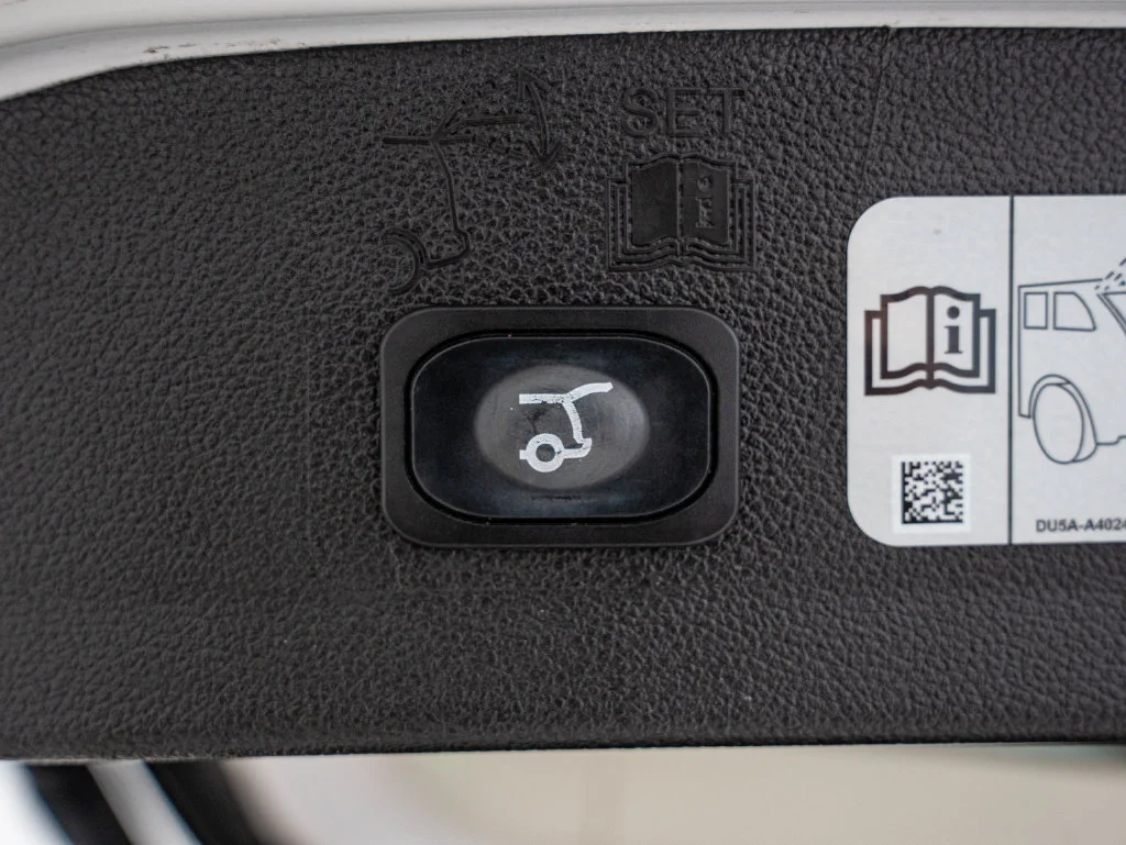 Used 2018 White Platinum Clearcoat Metallic Ford Titanium image 21