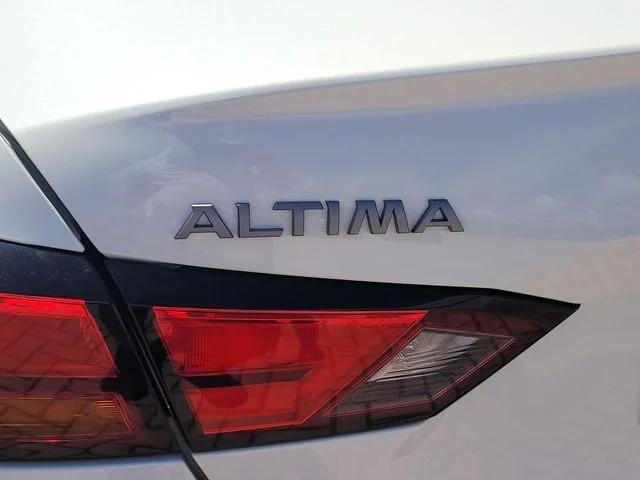 Used 2024 White Nissan 2.5 SL image 9