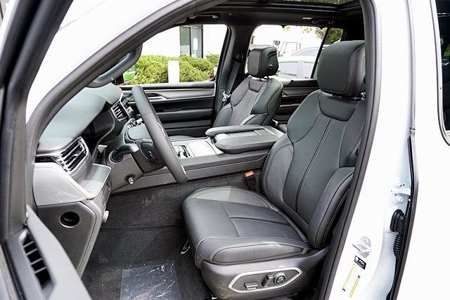 New 2026 Bright White Clear-Coat Exterior Paint Jeep Limited Reserve image 19