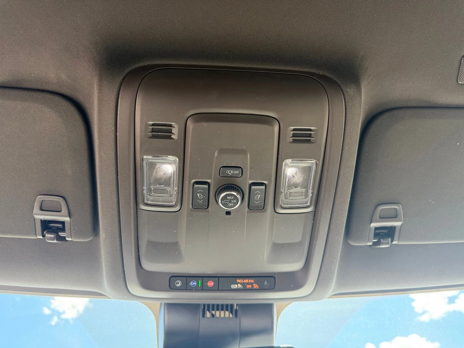 Used 2025 White GMC Elevation image 22