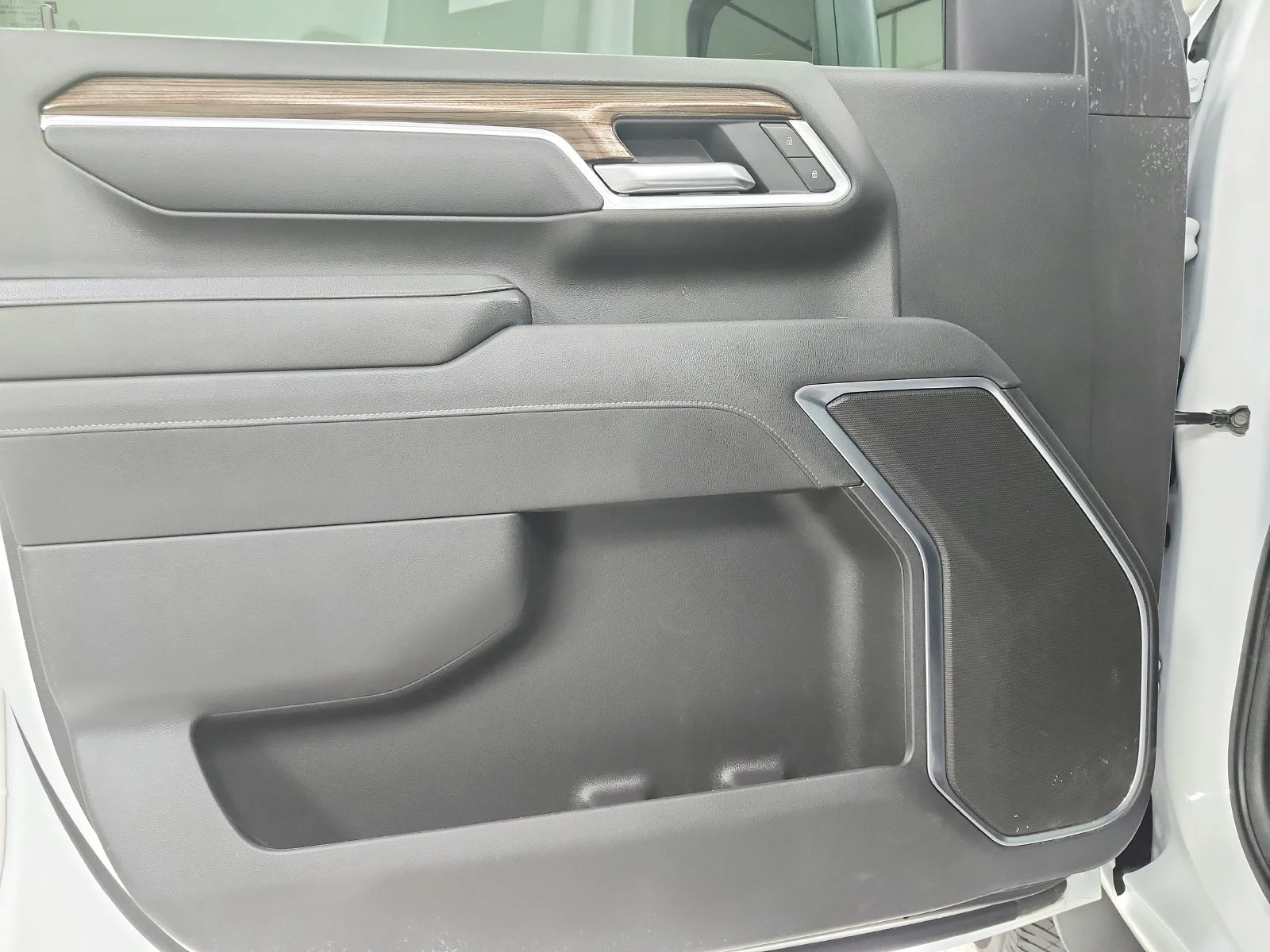 Used 2025 White Chevrolet LT image 31