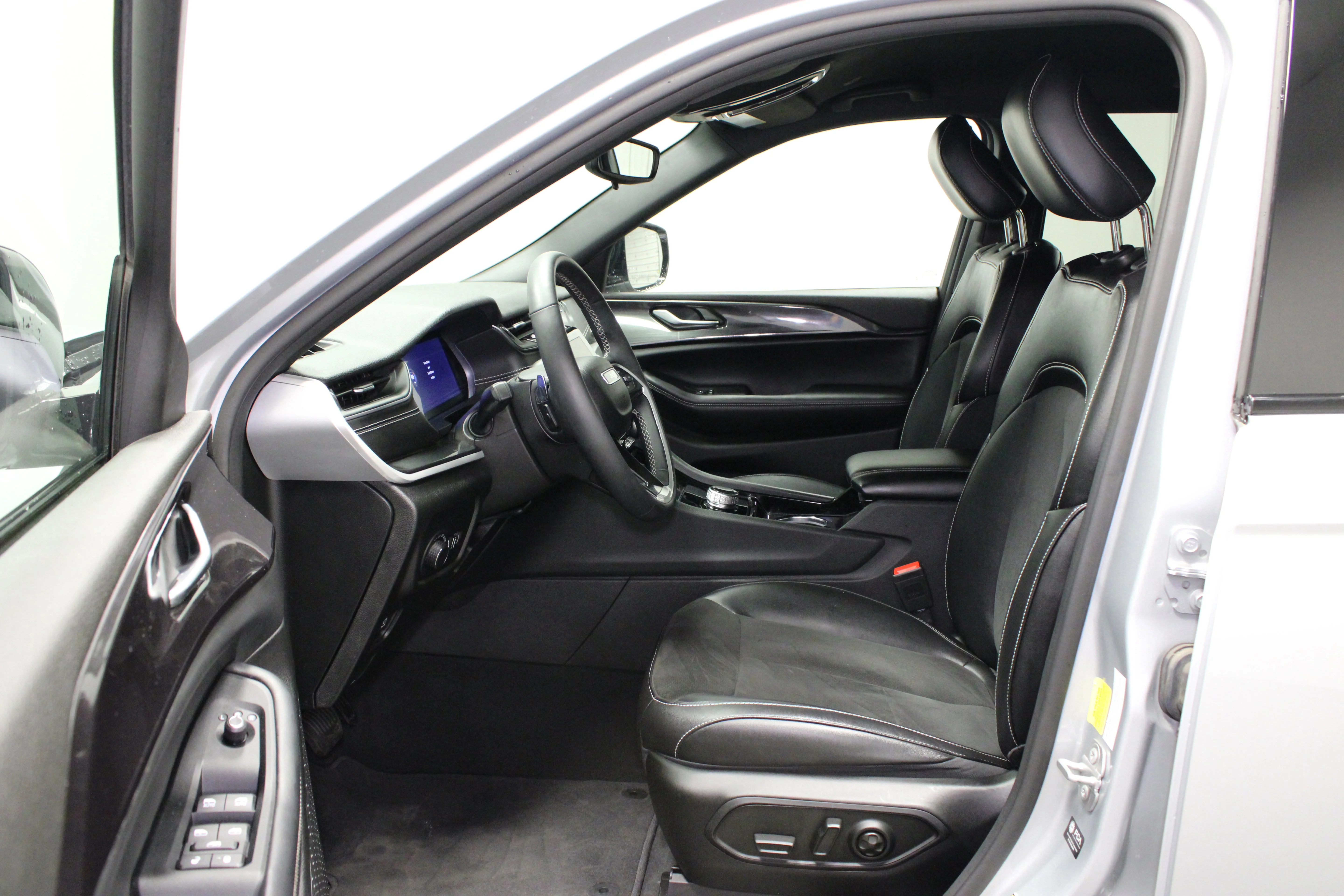 Used 2023 Silver Zynith Jeep Altitude X image 17
