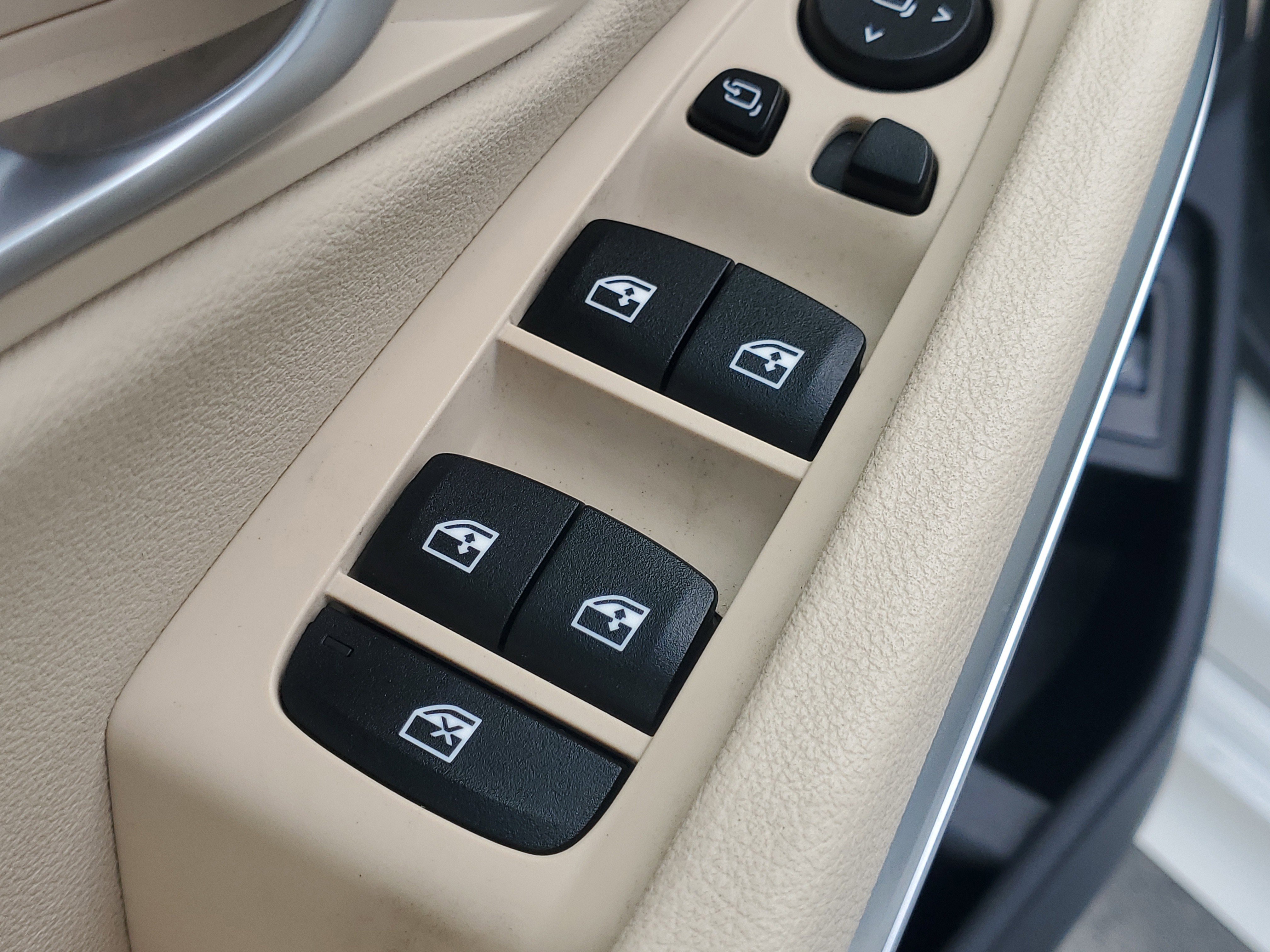 Used 2025 White Metallic BMW 330i image 24