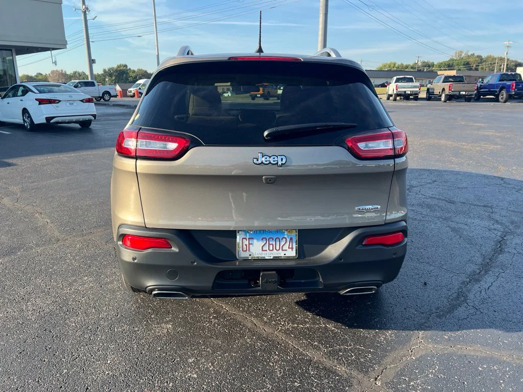 Used 2016 Light Brownstone Pearlcoat Jeep Latitude image 4