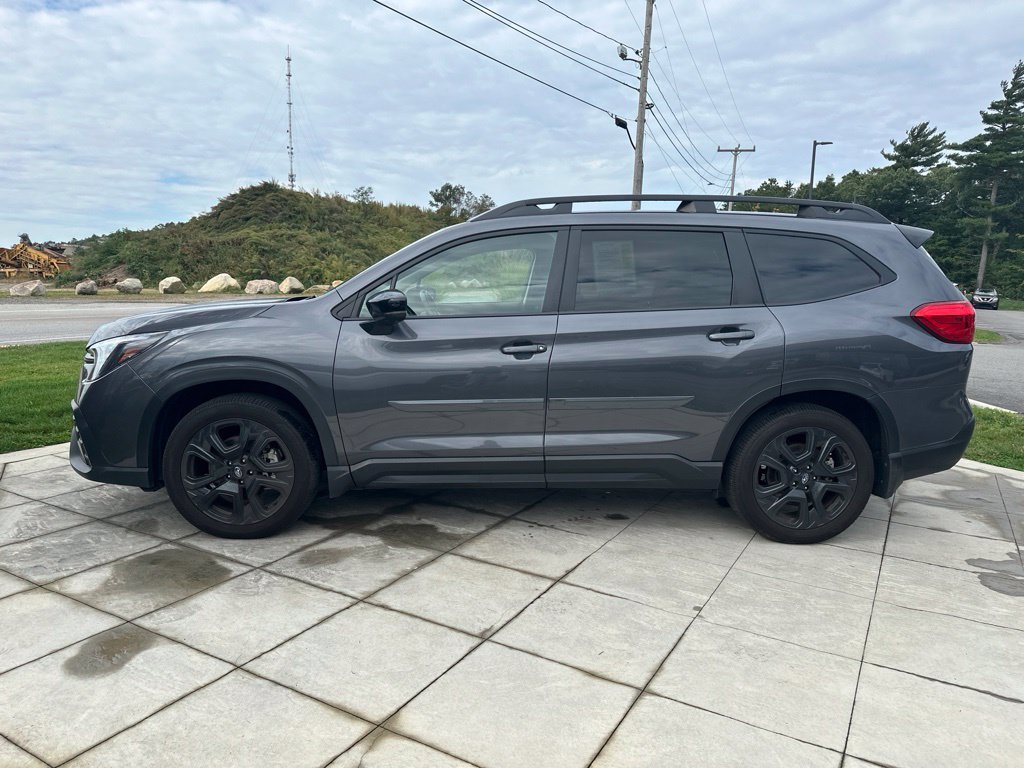 Used 2025 Gray Subaru Onyx Edition Touring image 3