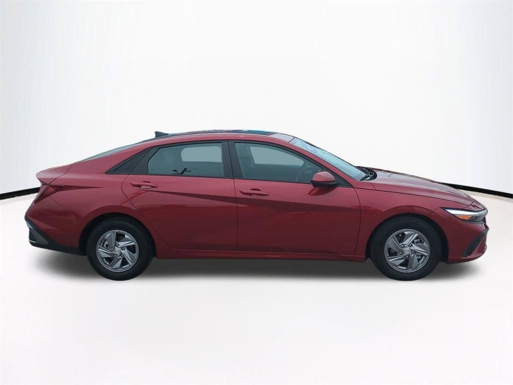 Used 2024 Red Hyundai SE image 4