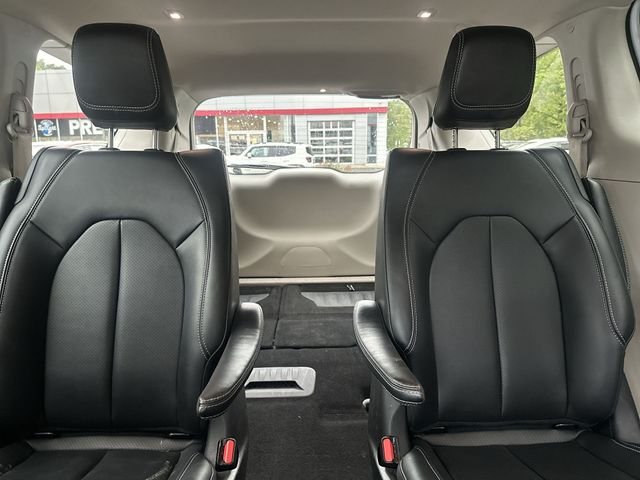 Used 2024 White Chrysler Select image 27