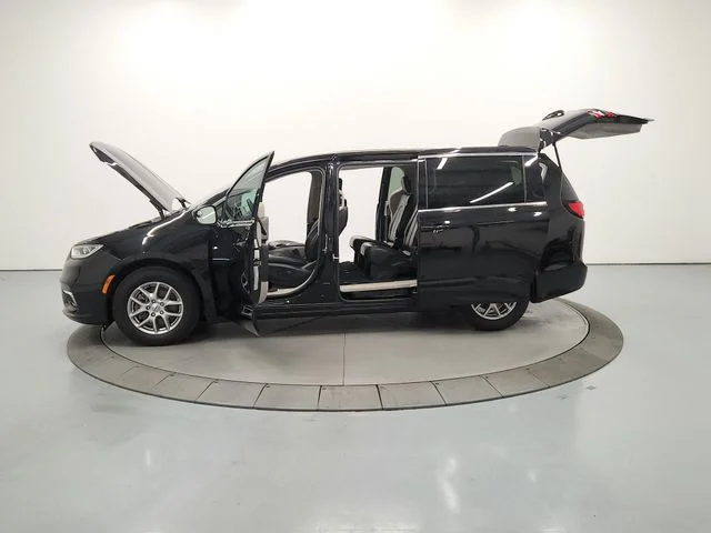 Used 2024 Black Chrysler Touring L image 13