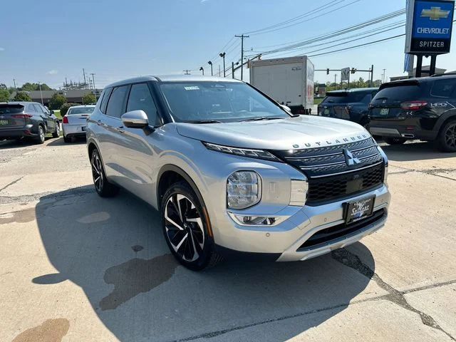 Used 2024 Silver Mitsubishi SE image 11