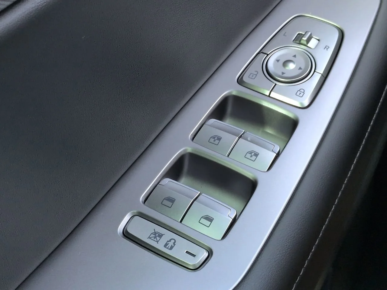 Used 2025 Gray Hyundai SEL Premium 7P image 23