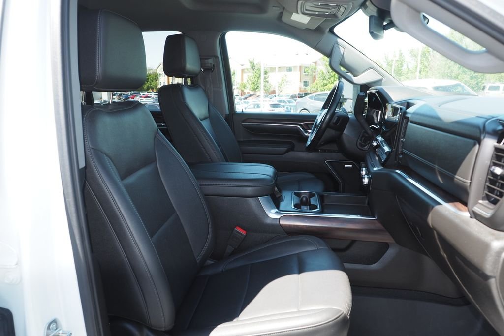 Used 2024 White GMC SLT image 21
