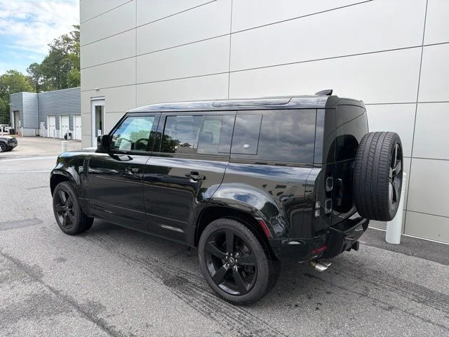 Used 2023 Santorini Black Metallic Land Rover  image 3