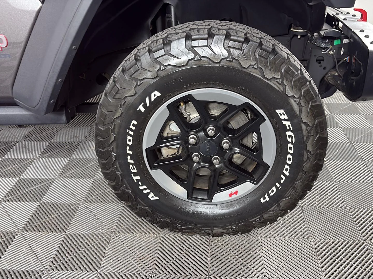 Used 2019 Granite Crystal Metallic Clearcoat Jeep Rubicon image 13