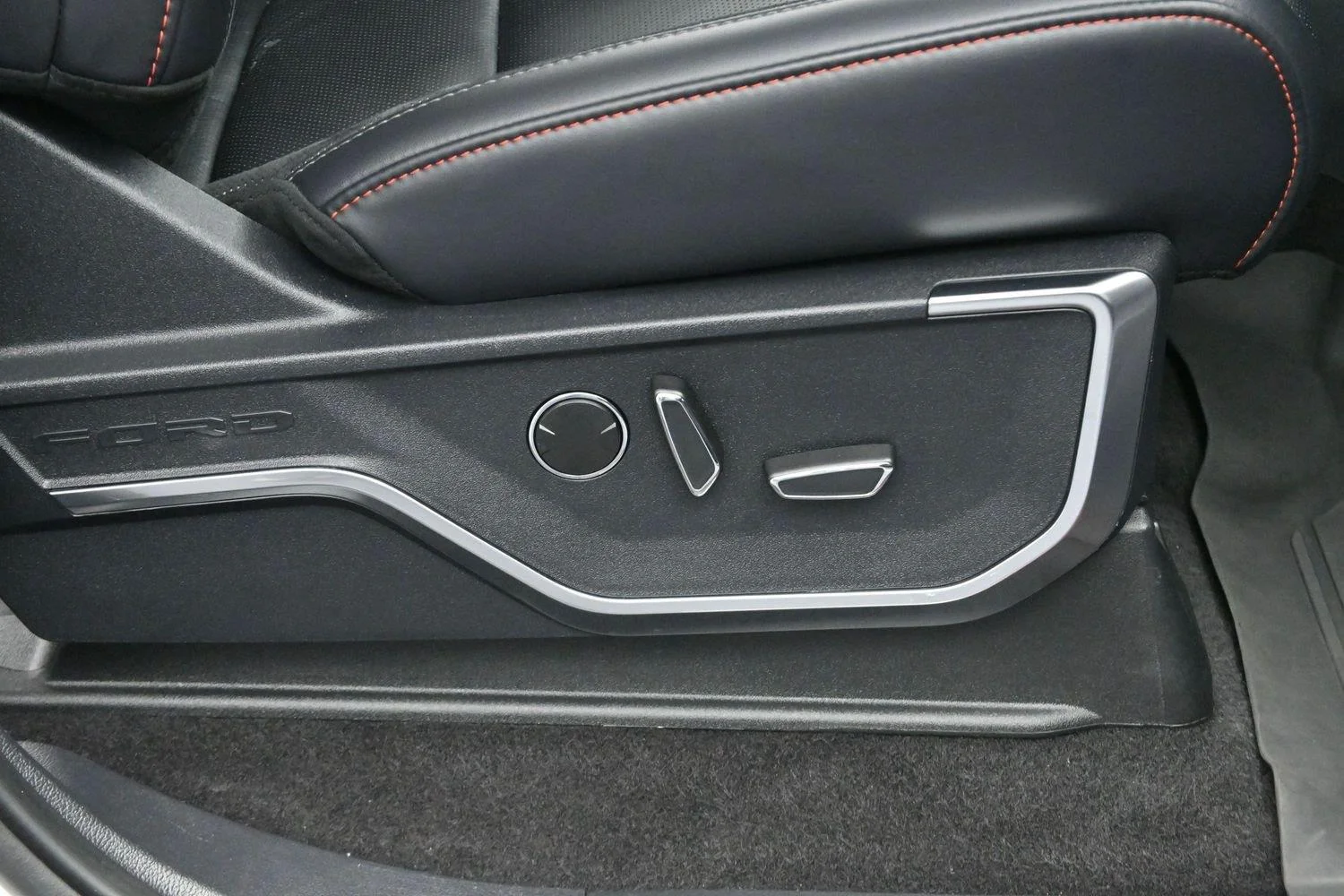 Used 2025 Oxford White Ford Raptor image 33