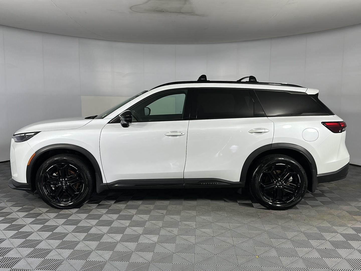 Used 2026 Radiant White INFINITI SPORT image 5