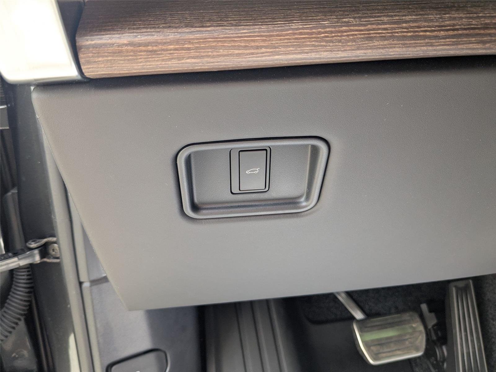 Used 2025 Carpathian Grey Premium Metallic Land Rover SE image 15