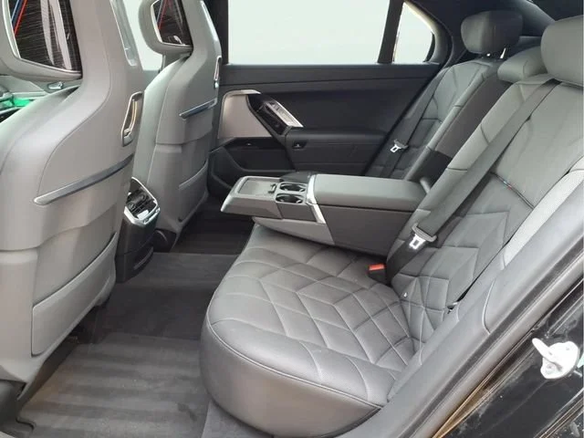 Used 2025  BMW 740i xDrive image 22