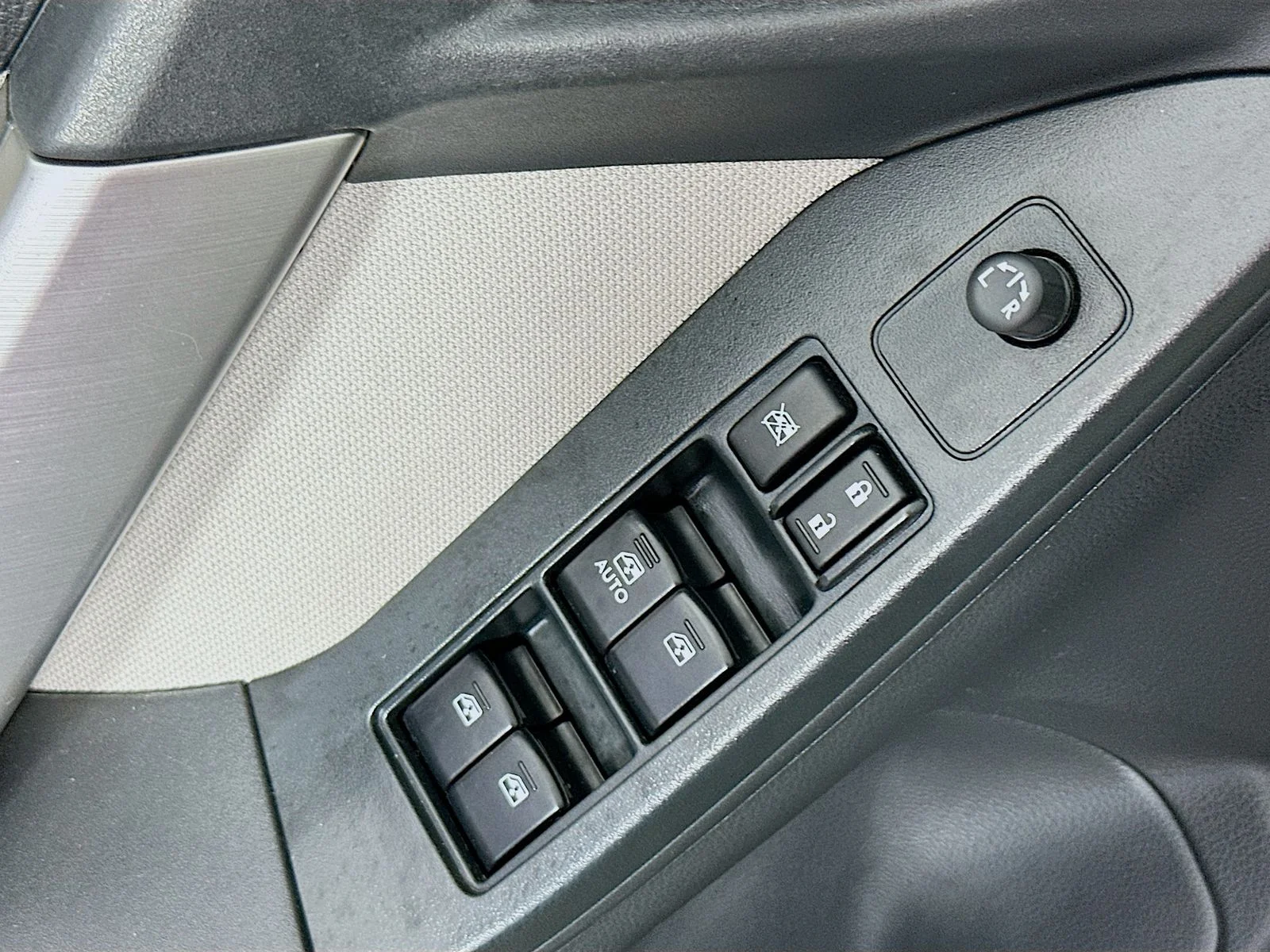Used 2015 Ice Silver Metallic Subaru 2.5i Premium image 17