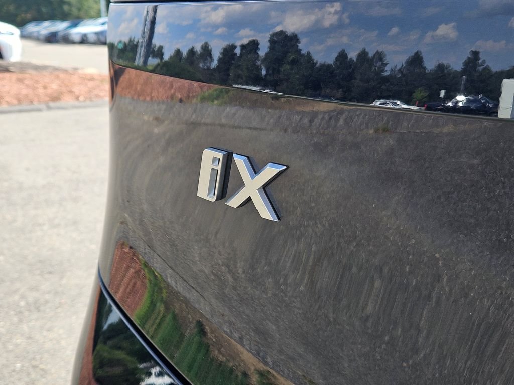 Used 2026 Black BMW xDrive60 image 10