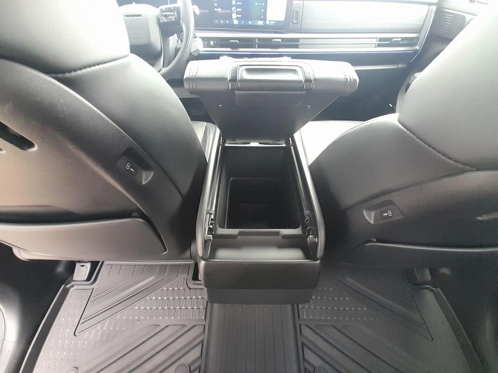 Used 2024 Shimmering Silver Hyundai Calligraphy image 45