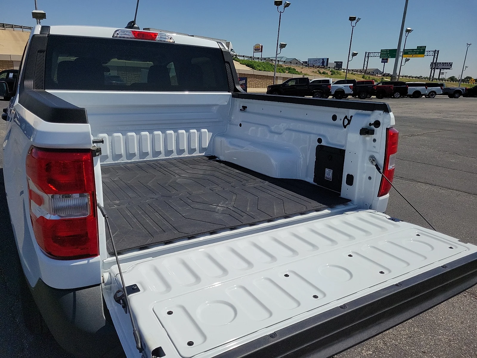 New 2025 Oxford White Ford XLT image 8
