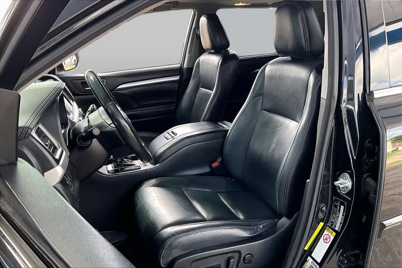 Used 2017 Midnight Black Metallic Toyota XLE image 7