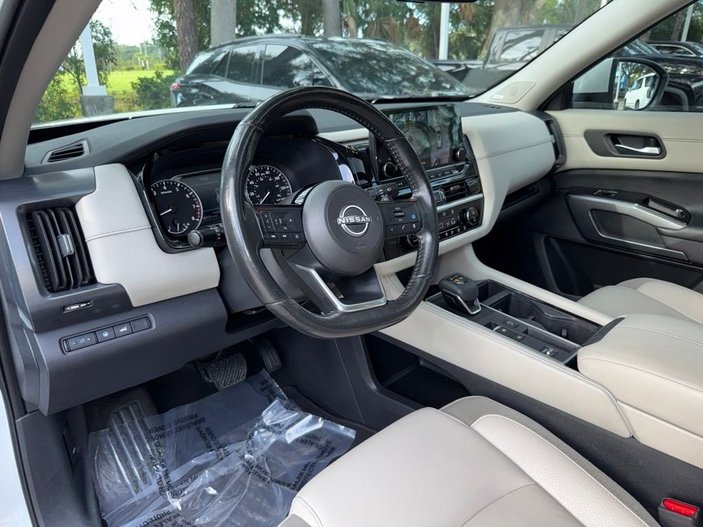 Used 2023 White Nissan SL image 19