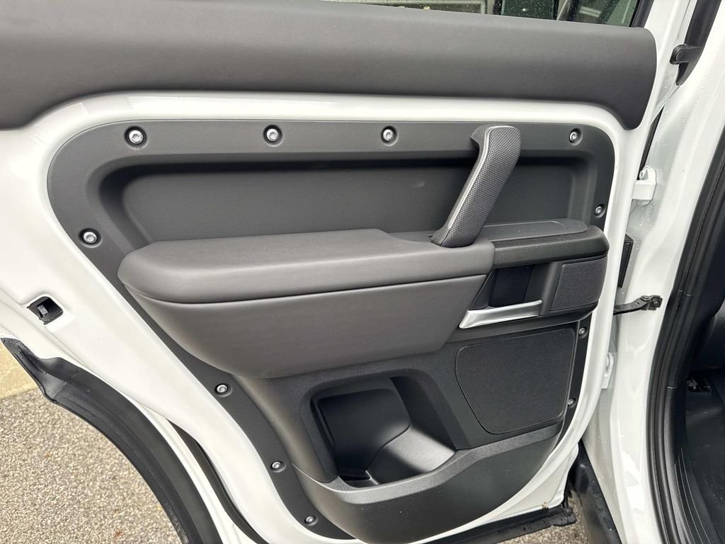2026 Land Rover Defender V8 - Photo 11