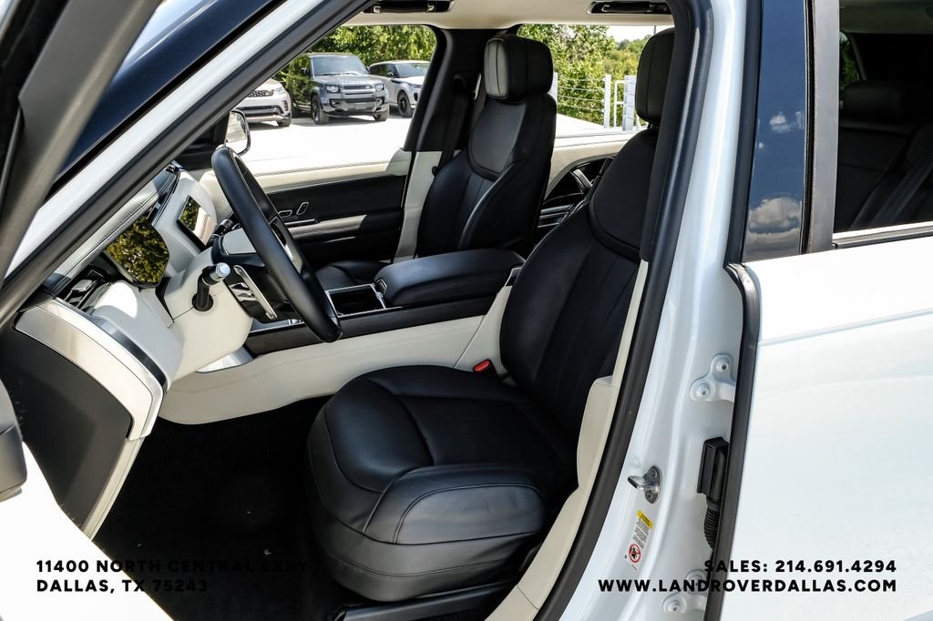 Used 2022 White Land Rover SE image 29