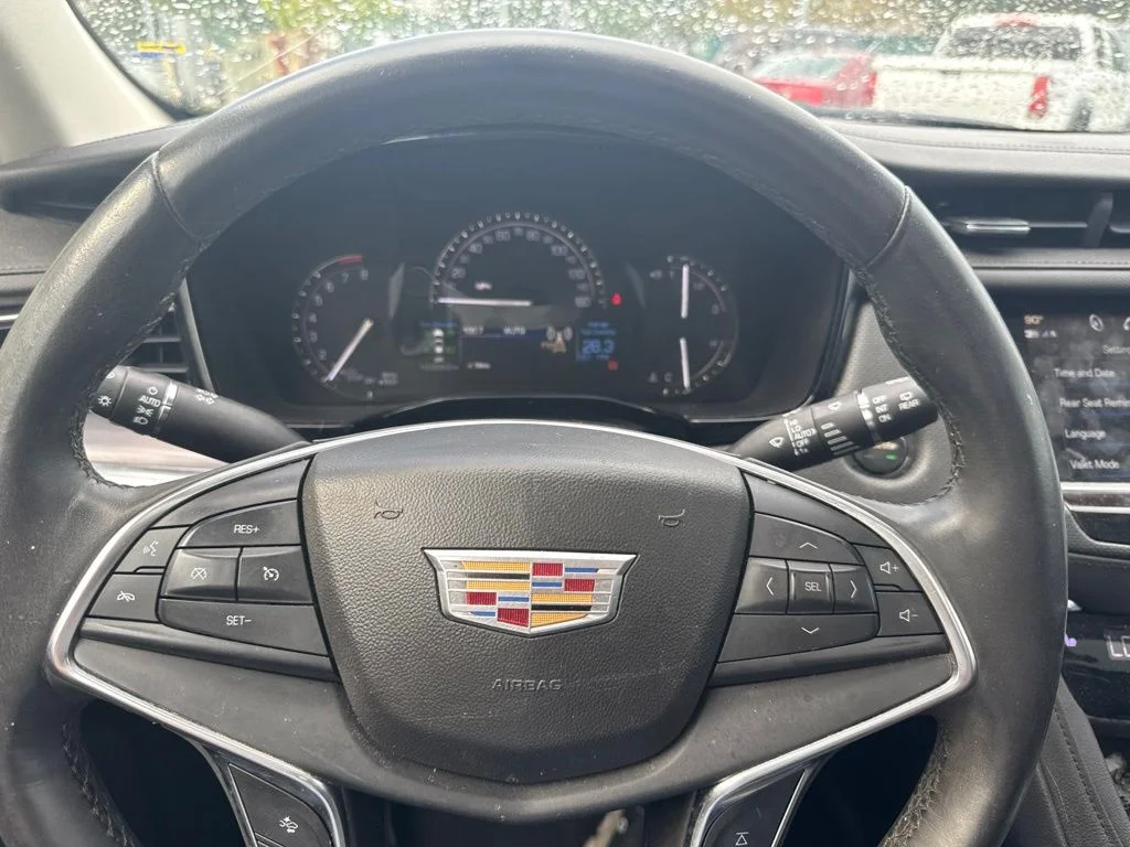 Used 2018 Crystal White Tricoat Cadillac Luxury image 17