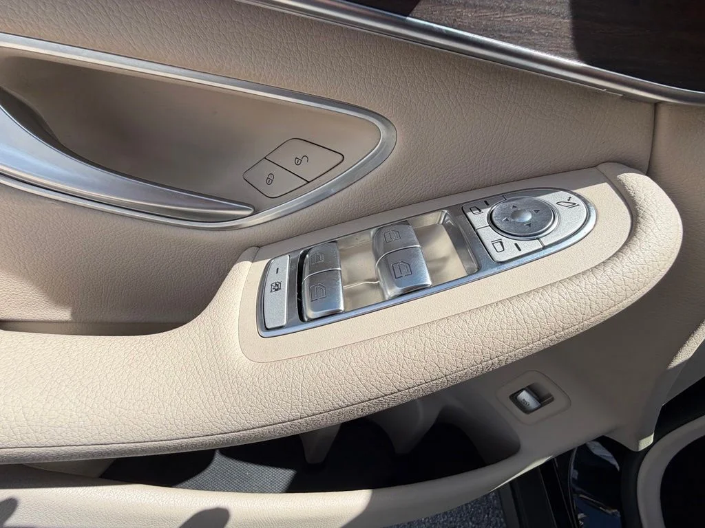 Used 2022 Black Mercedes-Benz GLC 300 image 20