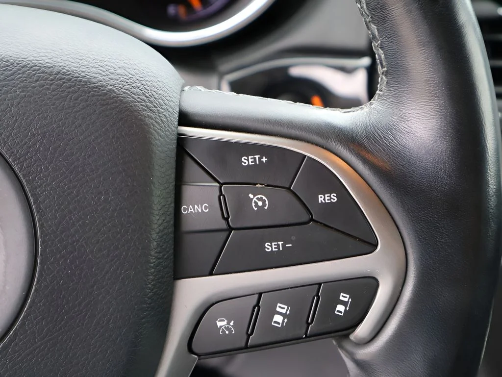 Used 2020 Blue Jeep Overland image 31