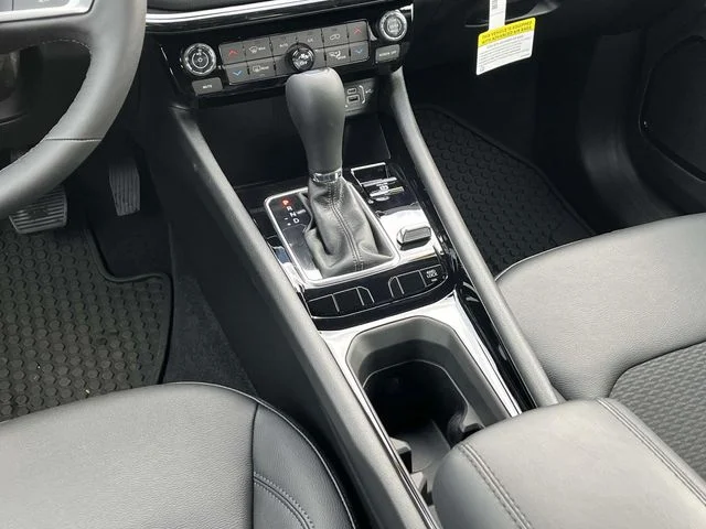 New 2026 Diamond Black Crystal Pearlcoat Jeep Latitude image 11