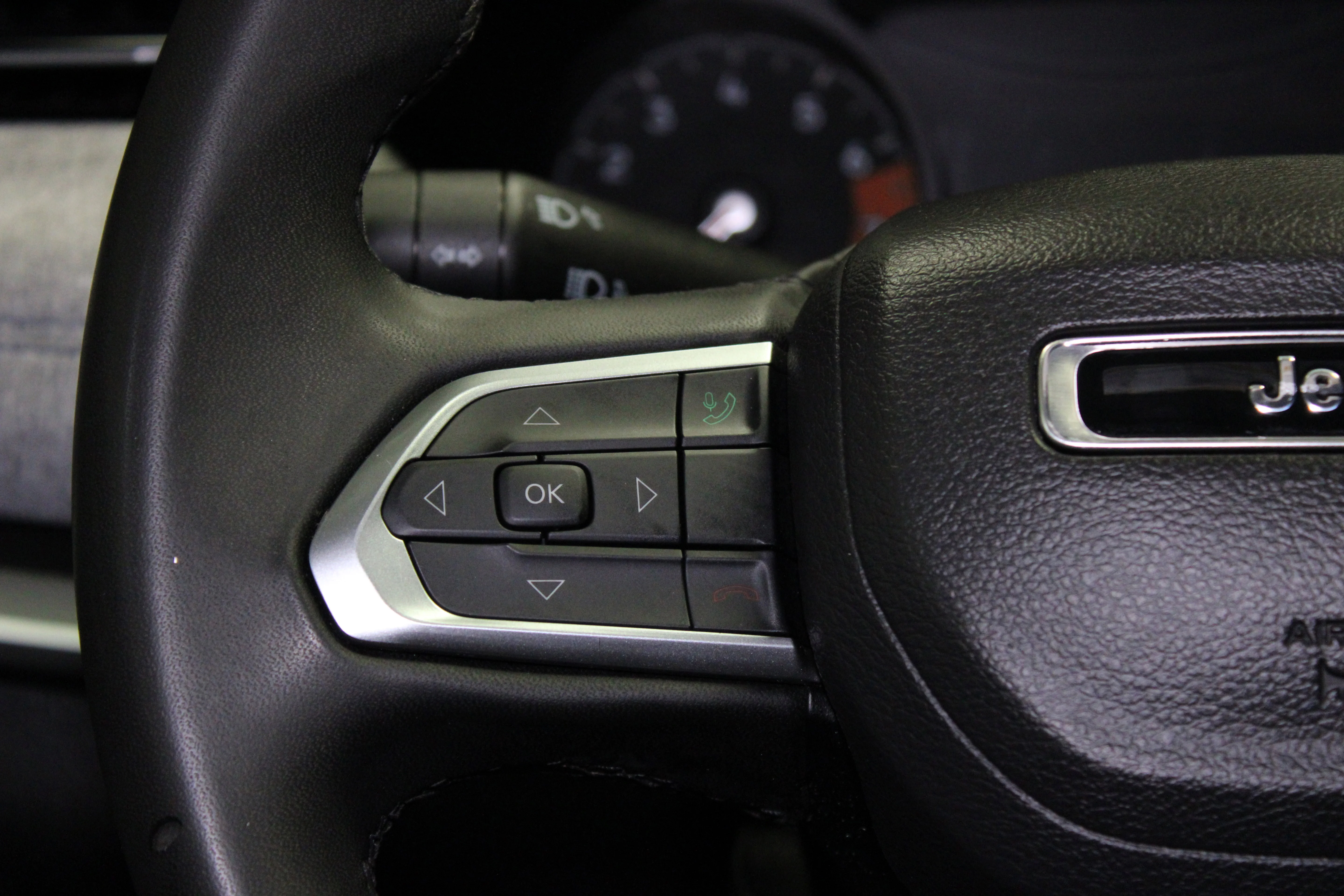 Used 2024 Sting-Gray Clearcoat Jeep Latitude image 21