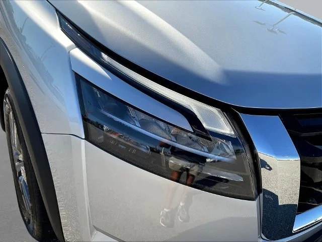 Used 2025 Silver Nissan S image 32