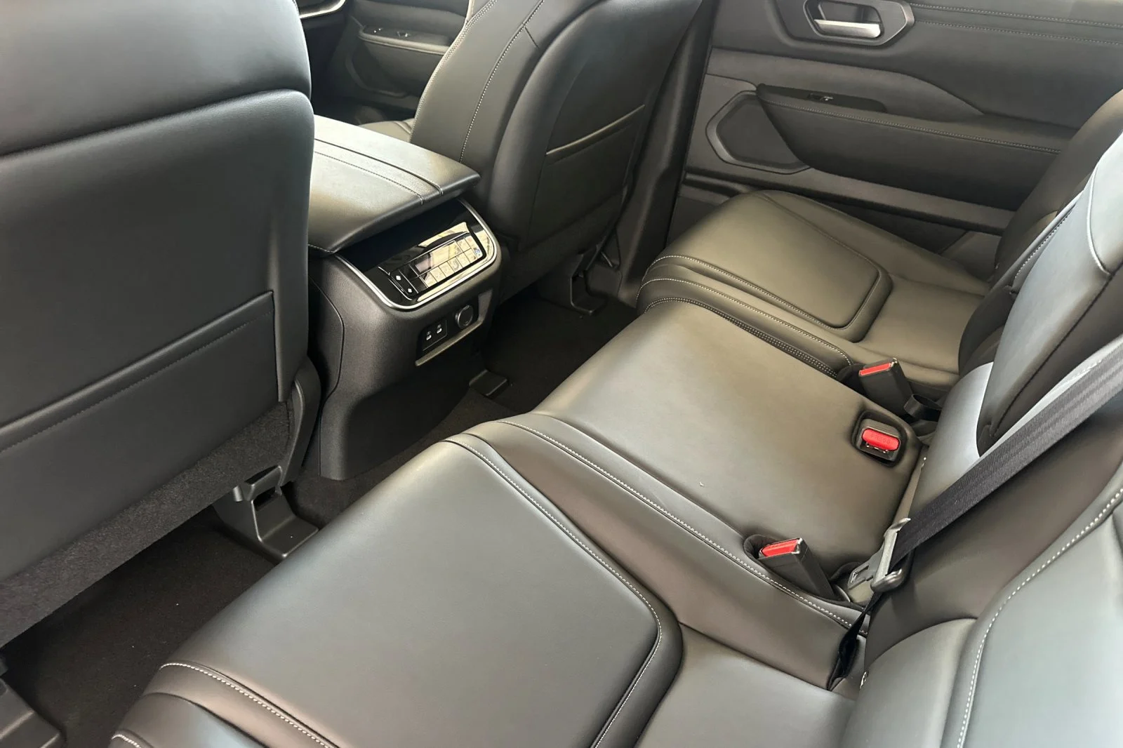 2026 Nissan Armada SV - Photo 12