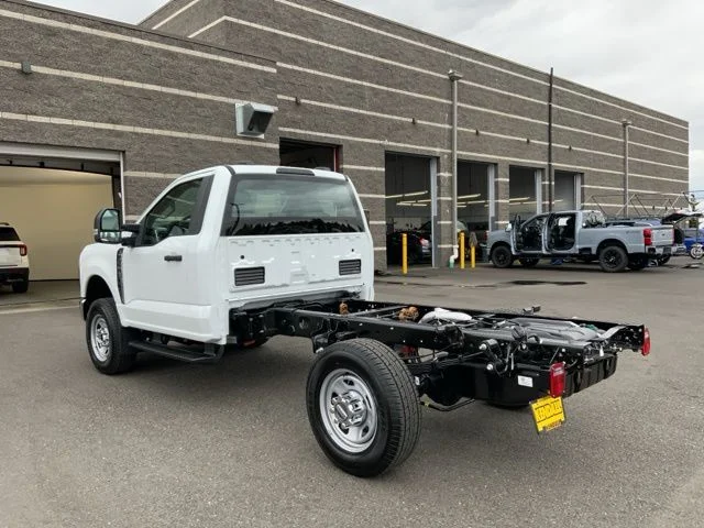 2025 Ford F-350 Super Duty Chassis Cab XLT - Photo 6