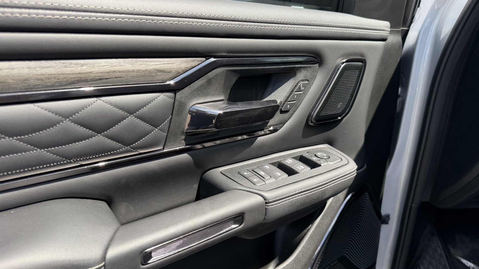 New 2026 Silver Zynith Exterior Paint RAM Limited image 10