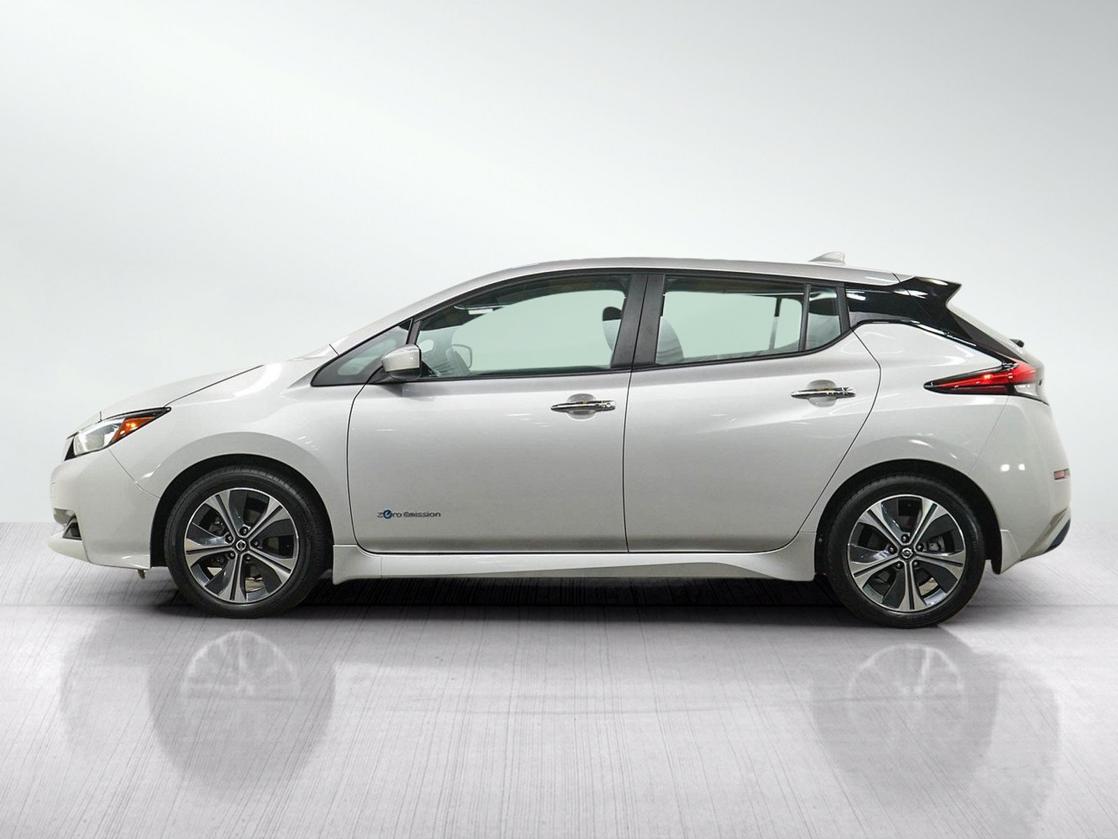 Used 2018 Nissan LEAF SV with VIN 1N4AZ1CP5JC313365 for sale in Minneapolis, MN