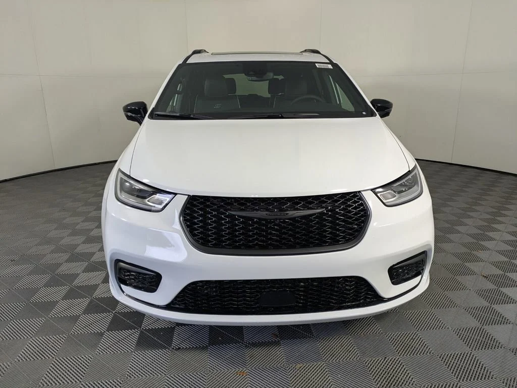 New 2026 Bright White Clear-Coat Exterior Paint Chrysler Limited image 3