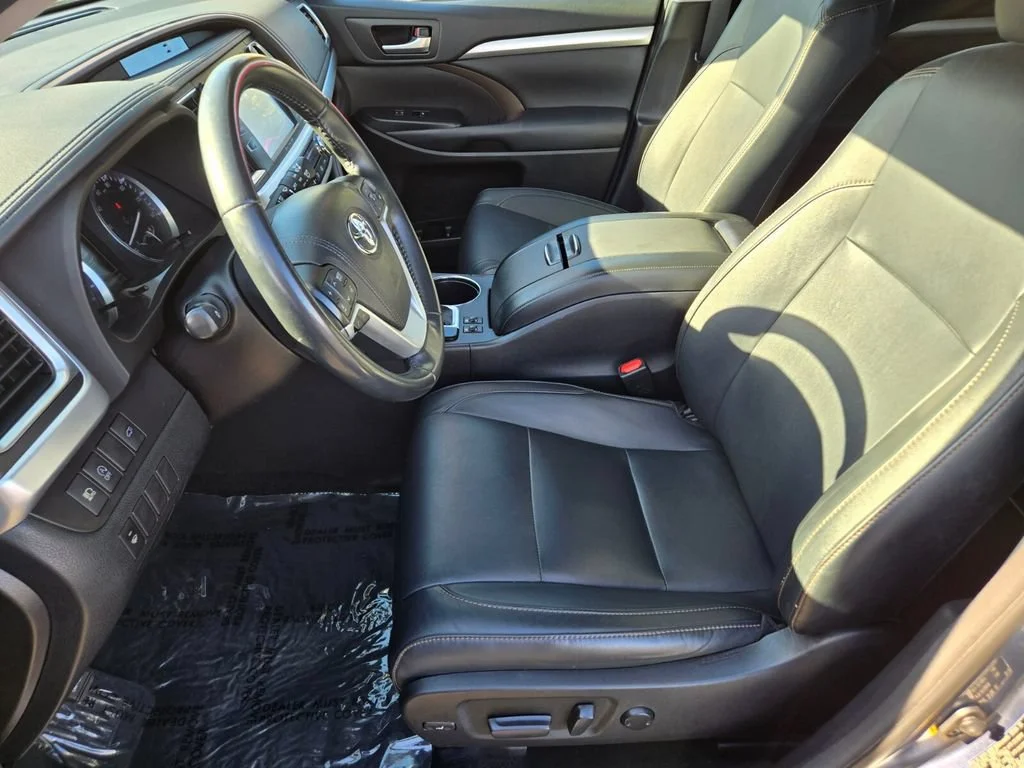 Used 2018 Shoreline Blue Pe Toyota SE image 10