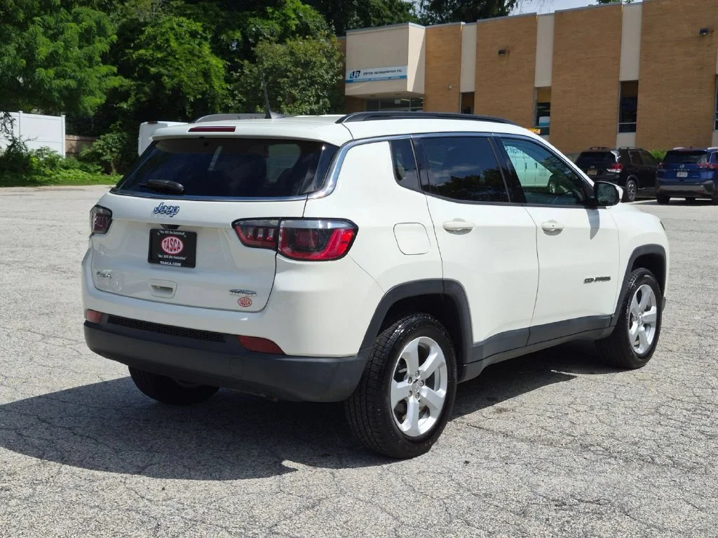 Used 2018 White Jeep Latitude image 3